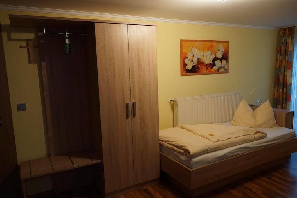 Hotel Garni Kleindienst Ursensollen Екстериор снимка